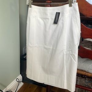 WHBM NWT White Skirt Curvy, cute stitching details. size 10, 21 1/4” length, new